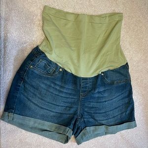 Blue Savvy women’s maternity shorts